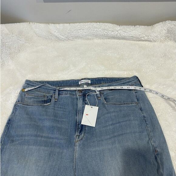 NWT Good American ‘90S Bermuda Distressed Denim Jean Shorts Plus Women's Size 20 - Picture 5 of 6
